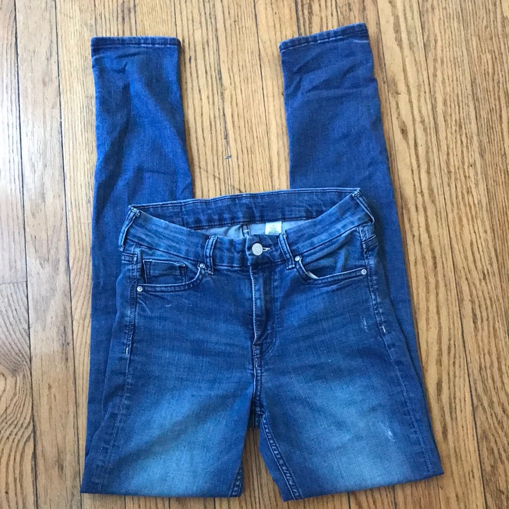 H&M skinny jeans size 27. Gently used. Very stretchy and comfortable.